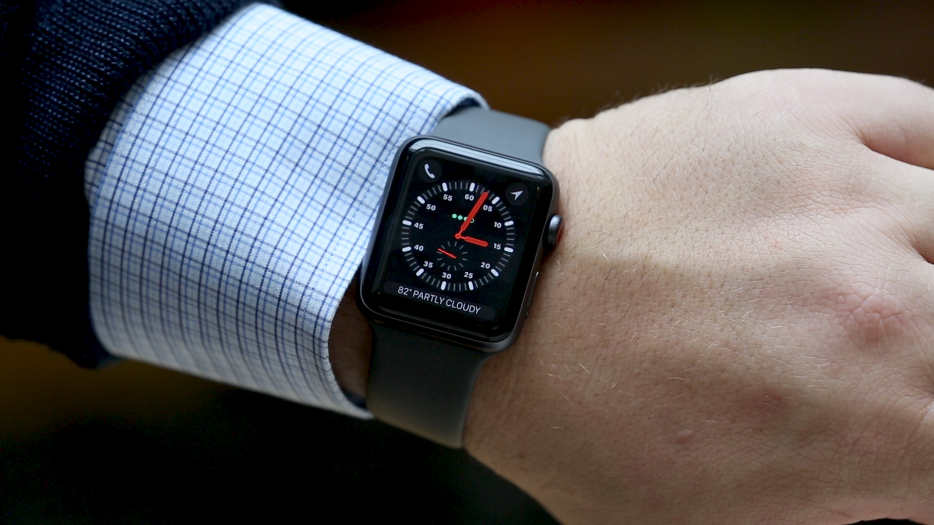 Apple watch 23. Часы с трансфлективным дисплеем. Смарт часы с костюмом. Apple watch 3 Esim. Apple watch на руке.