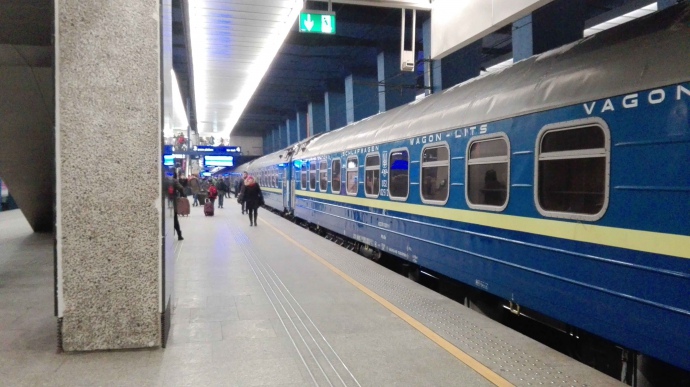 Вагони поїзду на пероні вокзалу Варшави