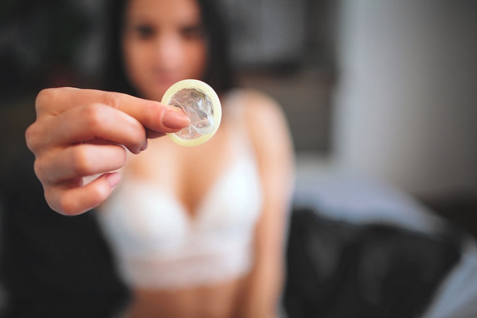 Наркотики в презервативе запах в подъезде от наркотиков