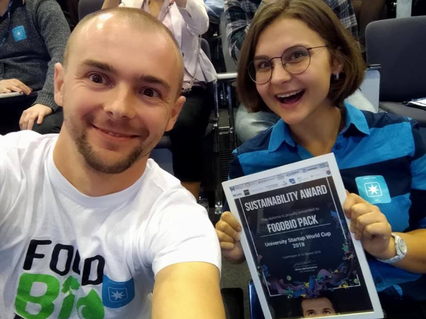Дмитро Бідюк святкує перемогу на міжнародному конкурсі студентських стартапів, 2018 рік