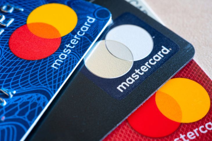 Mastercard откажется от выпуска карт с магнитной полосой | Экономическая  правда
