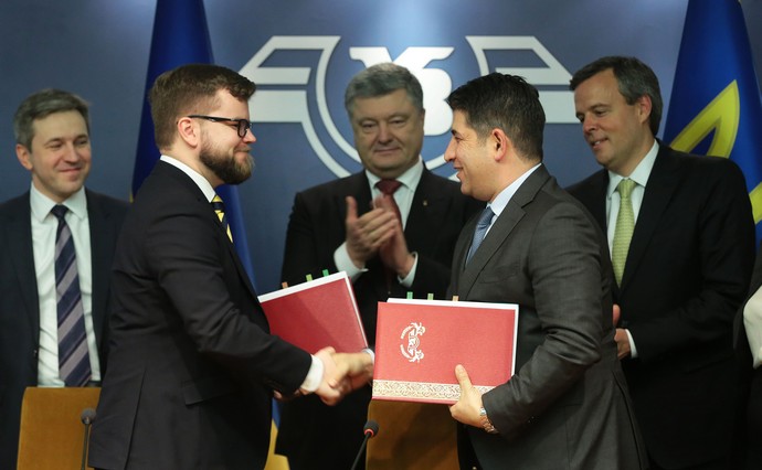 Євген Кравцов (зліва) і Петро Порошенко під час підписання годи з GE 
