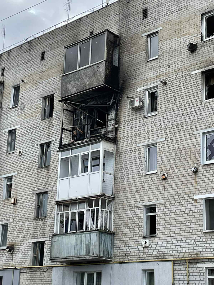 Пошкоджений будинок в смт Печеніги