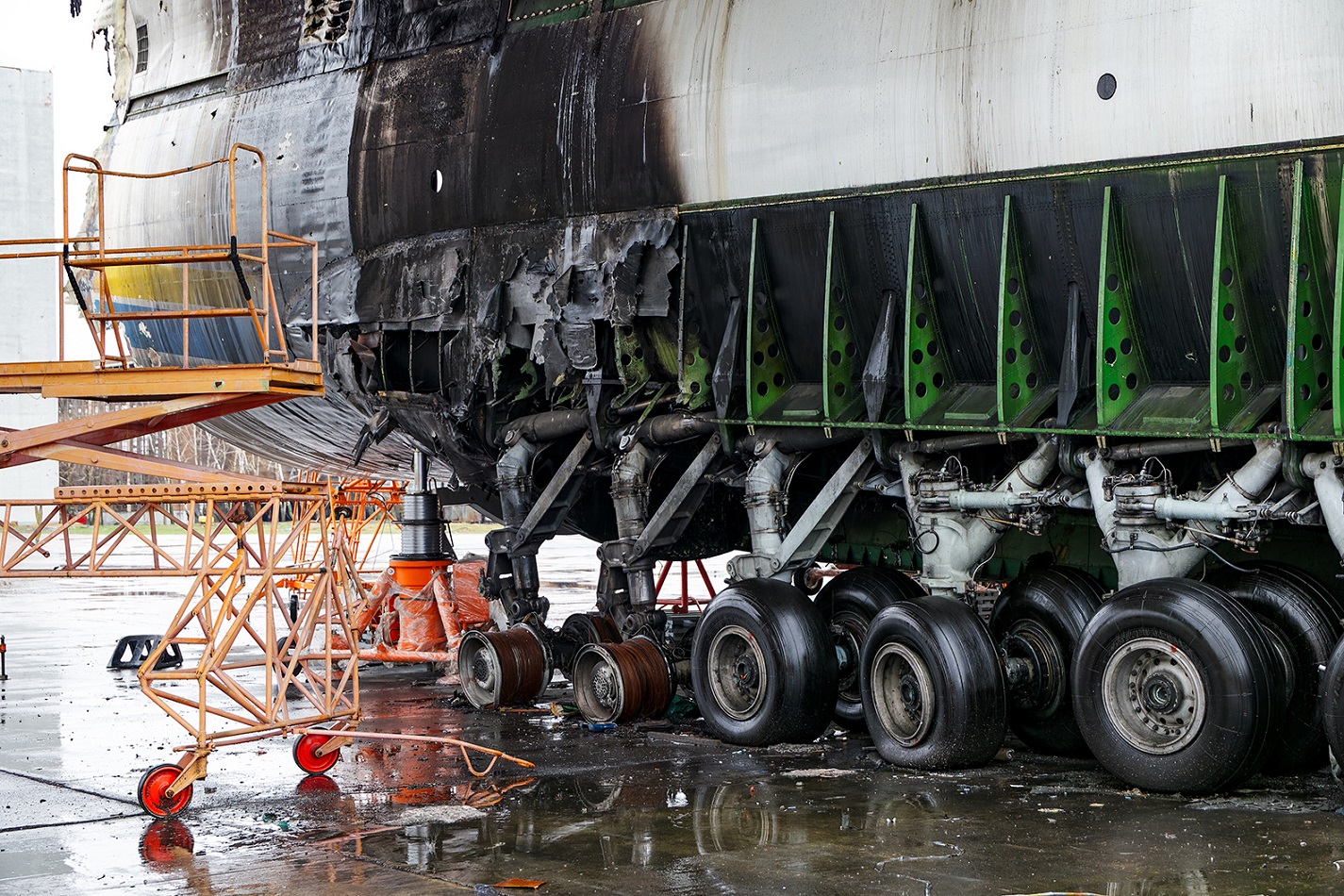 Залишки шасі знищеного Ан-225 