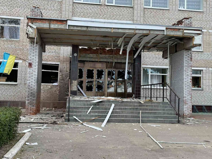 Приміщення школи в смт Печеніги, зруйнованої російськими військами 1 вересня 2022 року